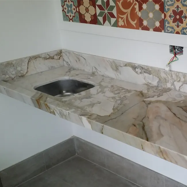 Cozinha com bancada em mármore – Marmoraria Três Reis – foto 2