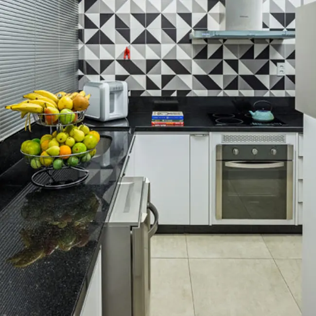 Cozinha com bancada em mármore – Marmoraria Três Reis – foto 12